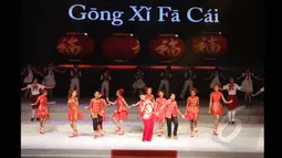 Artis Titiek Puspa bernyanyi dalam perayaan Cap Go Meh Bersama 2015 di Arena JIExpo Kemayoran, Jakarta, Senin (3/2). Perayaan Cap Go Meh 2015 mengambil tema Bersama Membangun Indonesia, Indonesia Satu, Indonesia Jaya. (Liputan6.com/Faizal Fanani)