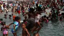 Sejumlah bocah asyik bermain di pantai saat liburan awal Tahun Baru 2017 di sebuah pantai di Durban, Afrika Selatan (1/1). (REUTERS/Rogan Ward)