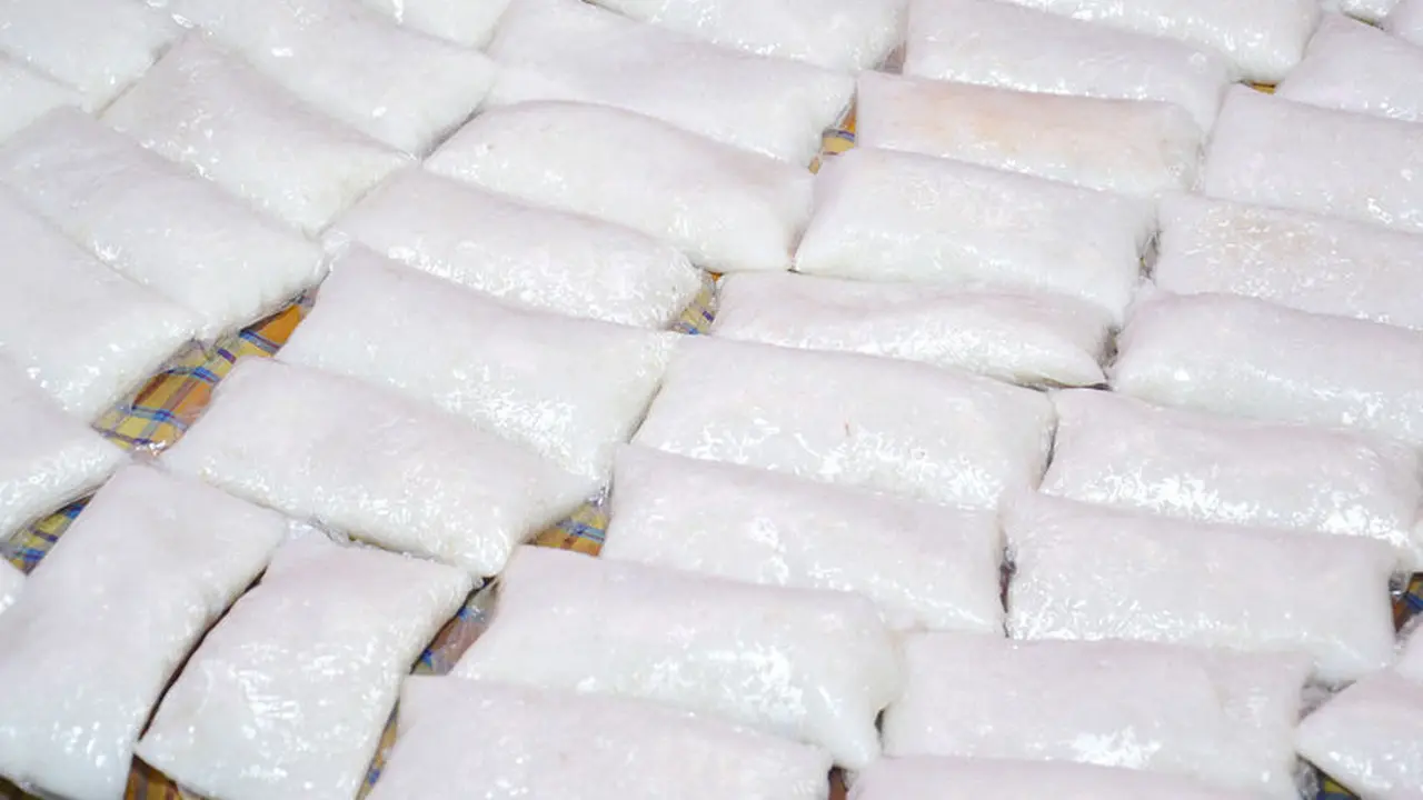 Amankah Makan Lontong yang Dimasak dengan Kantong Plastik?