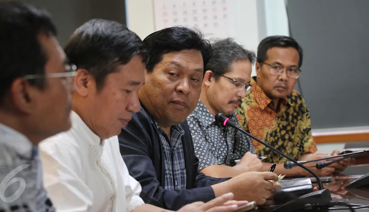 Komisioner Komisi Yudisial (KY) Imam Anshori Saleh (tengah) memberikan keterangan pers mengenai penetapan tersangka ketua dan komisioner KY dalam dugaan pencemaran nama baik Hakim Sarpin di Gedung KY, Jakarta, Minggu (12/7). (Liputan6.com/Faizal Fanani)