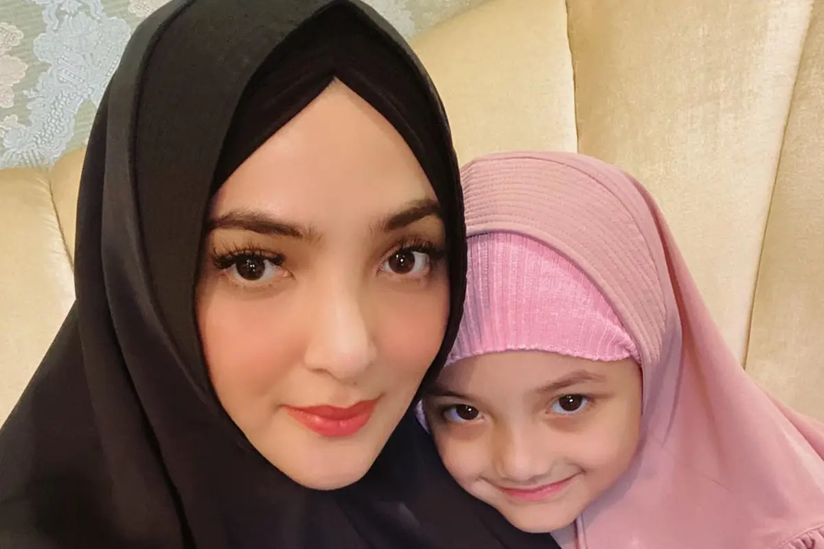 6 Potret Kompak Ashanty dan Arsy Saat Kenakan Hijab, Cantik dan Menawan