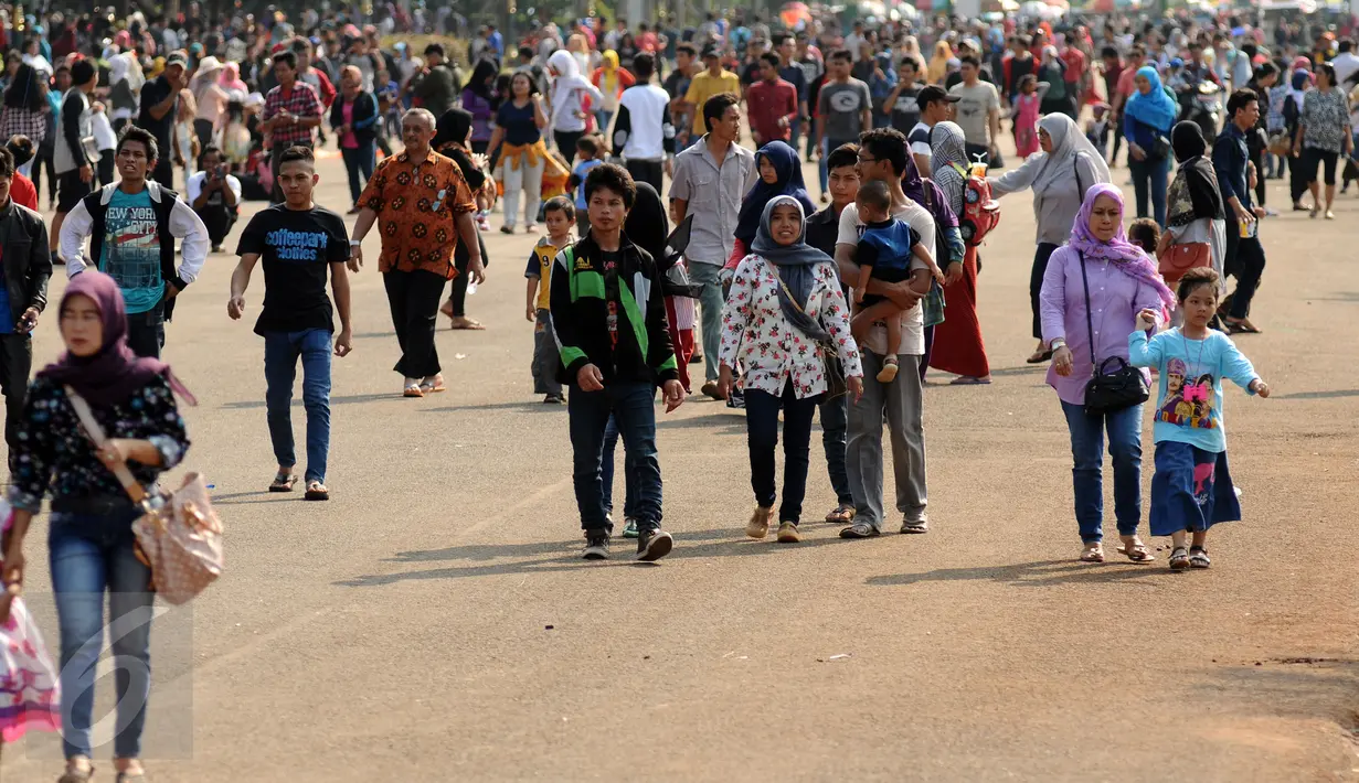 Ribuan pengunjung memadati areal Monumen Nasional, Jakarta, Jumat (1/1/2016). Hari libur tahun baru 2016 dimanfaatkan ribuan warga untuk berwisata di kawasan Monumen Nasional. (Liputan6.com/Helmi Fithriansyah)