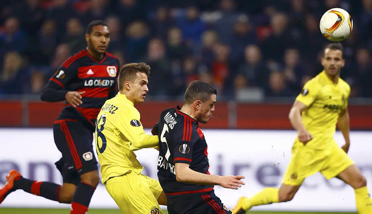 Bek Leverkusen, Kyriakos Papadopoulos, duel udara dengan gelandang Villarreal, Denis Suarez, pada laga leg kedua babak 16 besar Liga Europa di Stadion BayArena, Jerman, Jumat (18/3/2016) dini hari WIB. (Reuters/Wolfgang Rattay)