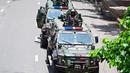 Personel militer terlihat berpatroli di ibukota dan daerah-daerah lain. (Munir UZ ZAMAN/AFP)