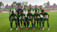 Surabaya United berganti nama jadi Surabaya United Bhayangkara, hasil merger dengan PS Polri. (Bola.com/Fahrizal Arnas)