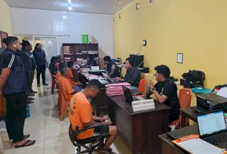 Lima pelaku pembunuhan saat ditangkap polisi (Liputan6.com/Ola Keda)
