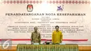 Mohammad Nasir (kiri) bersama Husni Kamil saat mengikuti penandatangan nota kesepahaman di Kantor KPU, Jakarta, Kamis (30/7/2015). Penandatangan terkait kerjasama verifikasi ijazah dalam rangka Pilkada serentak. (Liputan6.com/Faizal Fanani)