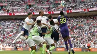 Kiper Nigeria, Francis Uzoho, berusaha menepis bola sundulan pemain Inggris pada laga persahabatan di Stadion Wembley, London, Sabtu (2/6/2018). Inggris menang 2-1 atas Nigeria. (AFP/Ian Kington)