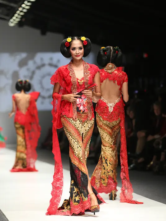 Paduan kebaya yang didominasi dengan warna merah ini melenggak indah diperagakan oleh sang model. Taburan payet dan juga bordir tampak begitu mewah menghiasi keseluruhan koleksi. (Andy Masela/Bintang.com)