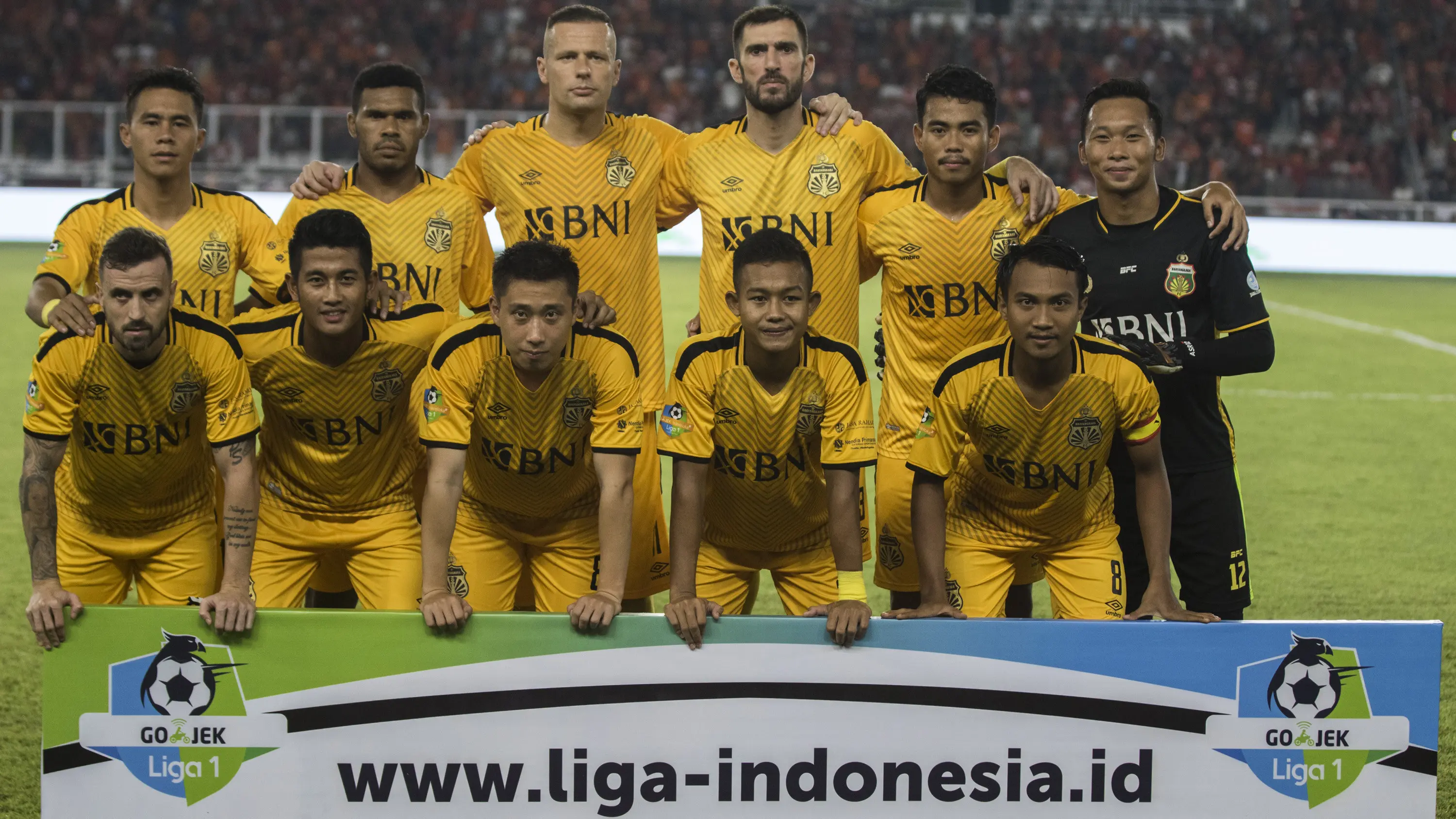 Para pemain Bhayangkara FC foto bersama sebelum melawan Persija Jakarta pada laga Liga 1 di SUGBK, Jakarta, Jumat (23/3/2018). Kedua klub bermain imbang 0-0. (Bola.com/Vitalis Yogi Trisna)