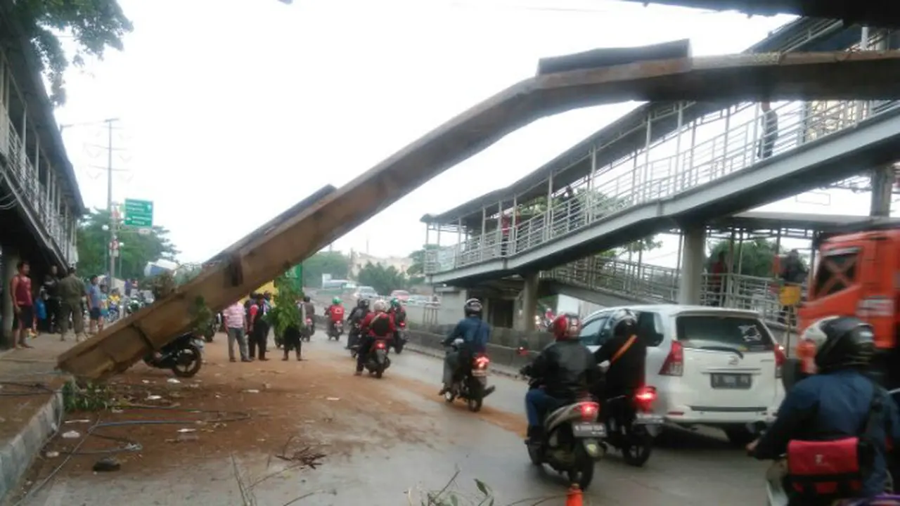 JPO roboh di Daan Mogot