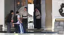 Dua penyidik KPK masuk ke dalam rumah tersangka Ketua DPR RI Setya Novanto dengan membawa tas koper biru di Jalan Wijaya 13 No 19, Jakarta Selatan, Rabu (15/11). (Liputan6.com/Johan Tallo)