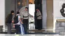 Dua penyidik KPK masuk ke dalam rumah tersangka Ketua DPR RI Setya Novanto dengan membawa tas koper biru di Jalan Wijaya 13 No 19, Jakarta Selatan, Rabu (15/11). (Liputan6.com/Johan Tallo)