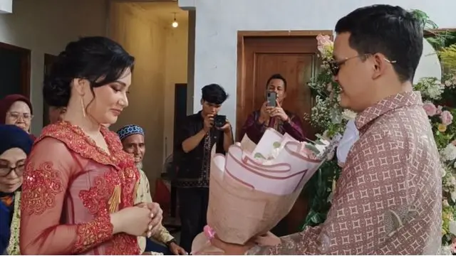 7 Potret Indah Permatasari di Lamaran Sang Adik, Interaksi dengan Ibunda Disorot