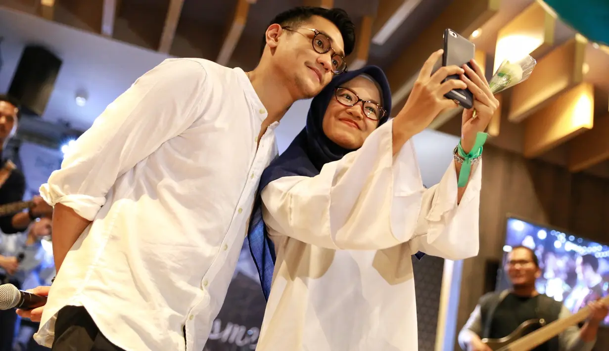 "Nggak pernah minta yang aneh-aneh sih, kaya aku harus duet sama siapa. Mereka hanya minta aku buat nggak berhenti berkarya sih," tutur Afgan. (Adrian Putra/Bintang.com)