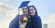 Sang adik pun mengenakan toga dan jubahnya di hari wisuda. Najwa pun nampak bangga dengan sang adik bungsu yang menerima gelar spesialis penyakit dalam atau internal medicine. @najwashihab.