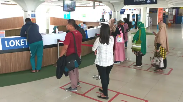 Social distancing di Stasiun Kereta Api Medan
