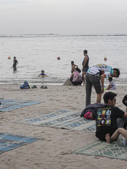 <p>Pengujung berwisata di Pantai Ancol, Jakarta, Rabu (28/12/2022). Isu cuaca yang kurang bersahabat pada hari ini, tidak menyurutkan keinginan warga menghabiskan libur untuk berwisata di kawasan wisata Ancol. (Liputan6.com/Faizal Fanani)</p>