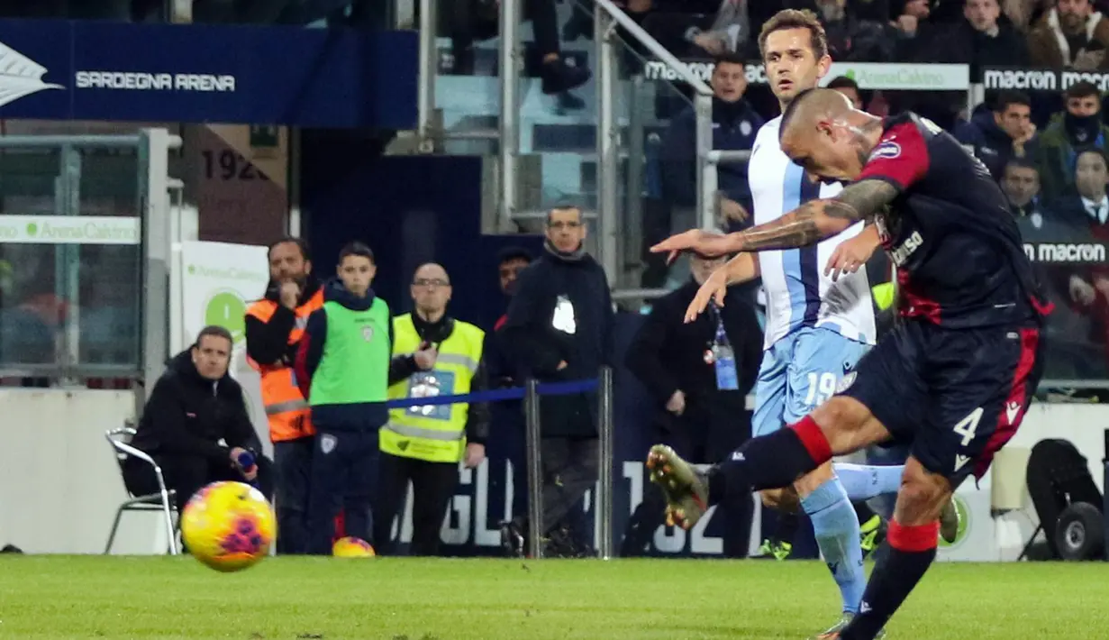 Gelandang Cagliari, Radja Nainggolan melakukan tembakan ke arah gawang Lazio pada pertandingan lanjutan Liga Serie A Italia di Sardegna Arena, pulau Sardinia (16/12/2019). Lazio menang dramatis 2-1 atas Cagliari. (AP Photo/Fabio Murru)
