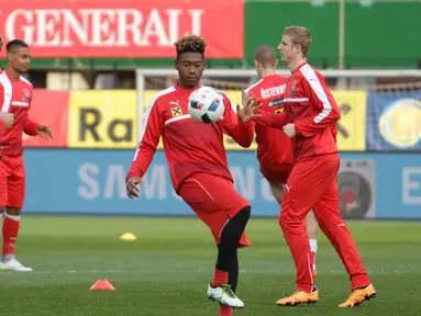 David Alaba menunjukkan skillnya saat menjalani sesi latihan jelang laga persahabatan melawan Turki di Stadion Ernst Happel, Wina, Austria, Senin (28/3/2016). (Bola.com/Reza Khomaini)