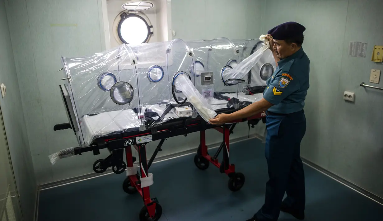Perwira TNI AU menyiapkan peralatan medis KRI dr Soeharso 990 di Dermaga Madura, Komando Armada II Surabaya, Jawa Timur, Kamis (20/2/2020). Menurut Menkes Terawan Agus Putranto, KRI dr Soeharso 990 memiliki kemampuan memulangkan WNI dari kapal pesiar Diamond Princess di Jepang. (JUNI KRISWANTO/AFP)