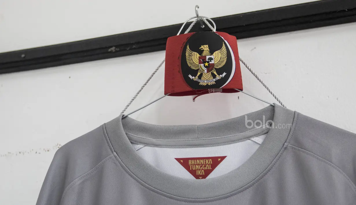 Ban kapten berwarna merah dengan gambar garuda disediakan untuk digunakan kapten Timnas Indonesia saat pertandingan. (Bola.com/Vitalis Yogi Trisna)