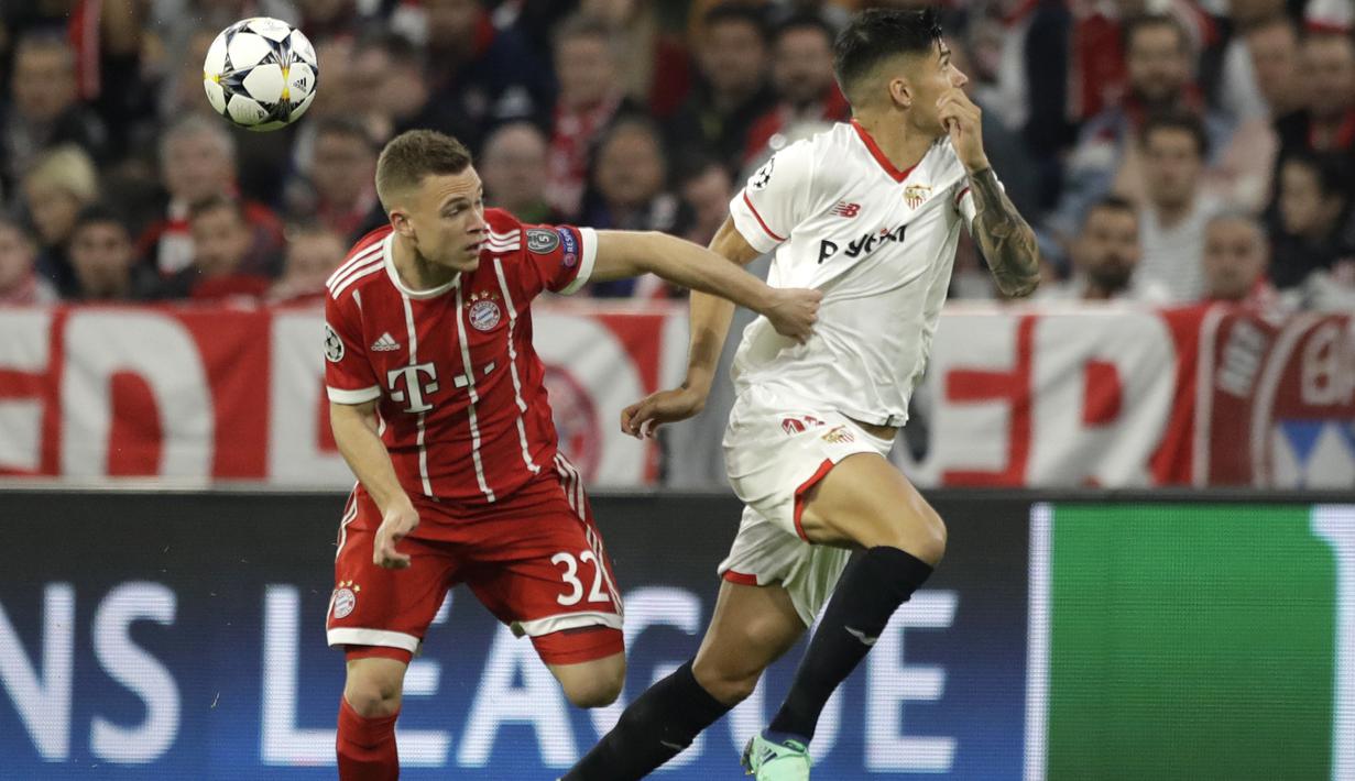 Pemain Bayern, Joshua Kimmich (kiri) berebut bola dengan pemain Sevilla, Joaquin Correa pada leg kedua perempat final Liga Champions di Allianz Arena stadium, Munich, (11/4/2018). Bayern lolos ke semifinal dengan agregat 2-1. (AP/Matthias Schrader)