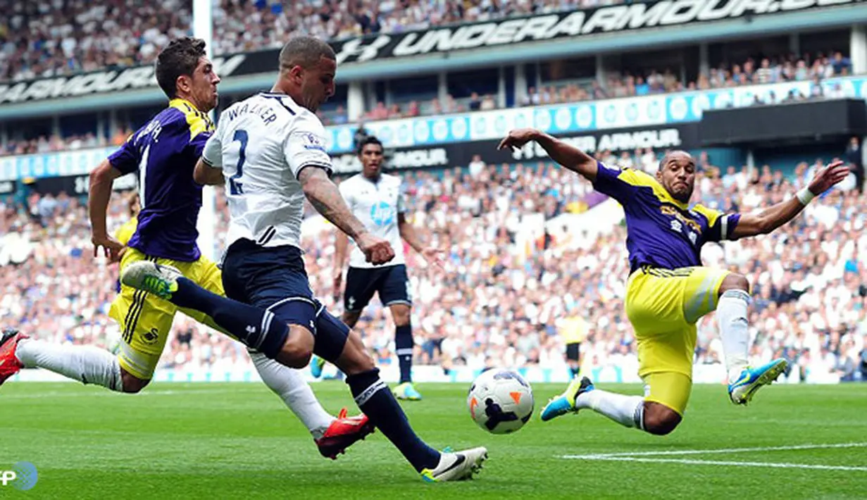 Ashley Williams menghadang tendangan Kyle Walker pada pertandingan Liga Inggris antara Tottenham Hotspur melawan Swansea City di Stadion White Hart Lane, London Minggu 25 Agustus 2013. (AFP/Carl Court)