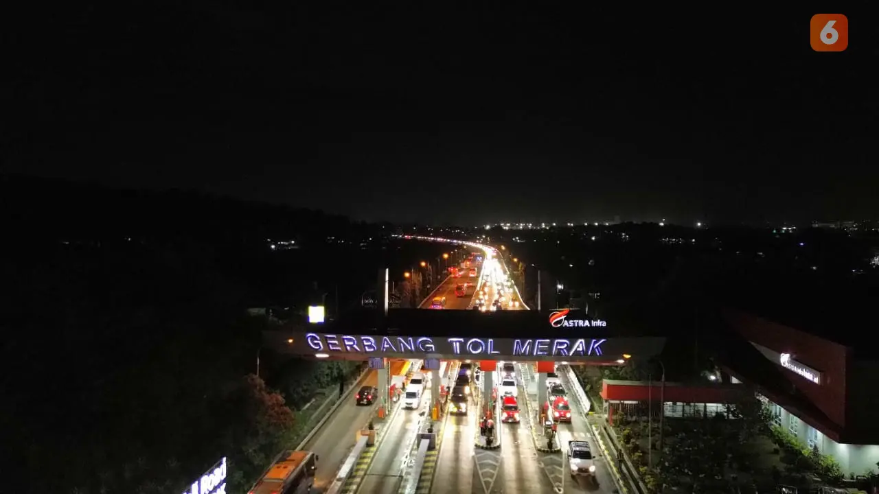 Antrean Kendaraan Pemudik di GT Merak, Cilegon, Banten. (Kamis, 27 Maret 2025). (Yandhi Deslatama/Liputan6.com).