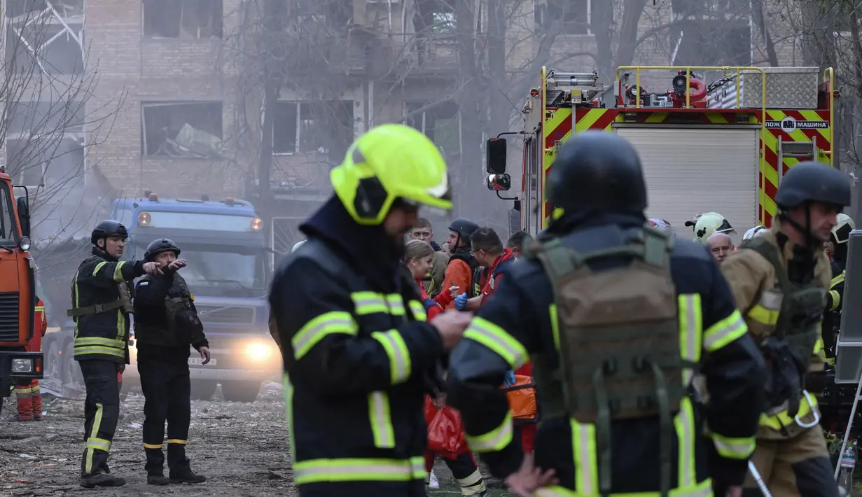 Sebuah serangan rudal Rusia meluncurkan dan menghantam ibu kota Ukraina, Kyiv, pada Kamis 24 April 2025. (Genya SAVILOV/AFP)