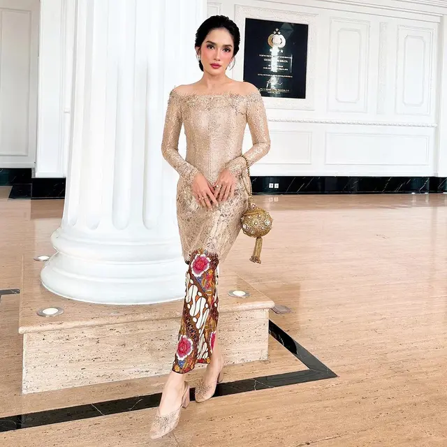 6 Gaya Ussy Sulistiawaty jadi Bridesmaid Pernikahan Temannya, Anggun Dibalut Kebaya