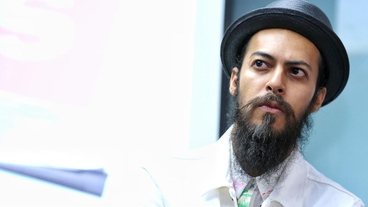 Ekspresif dalam Berbusana, Alex Abbad Kerap Salah Kostum