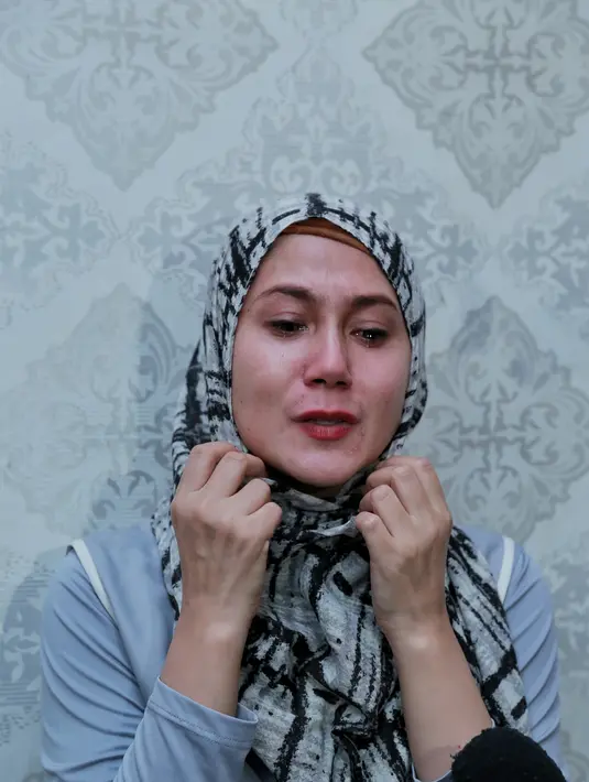 "Ayah tuh pribadi yang menyenangkan. Dia seorang militer, beliau rajin juga mengerjakan pekerjaan rumah tangga," kenang Marini ditemui Bintang.com di rumah duka, kawasan Percetakan Negara, Jakarta Pusat, Kamis (16/6/2016). (Adrian Putra/Bintang.com)