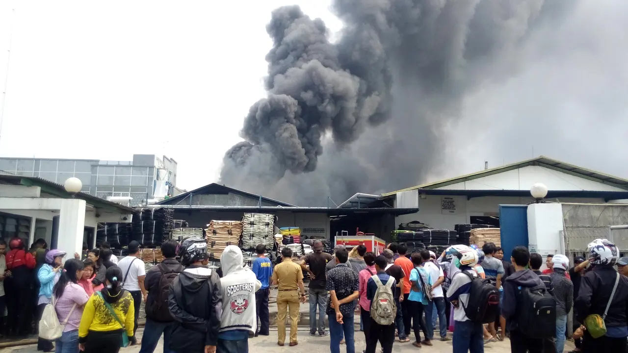 Kebakaran pabrik di Tangerang