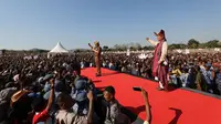 Menteri Pertahanan (Menhan) Prabowo Subianto bersama Jenderal TNI (Purn) AM Hendropriyono di acara deklarasi Prabowo di Stadion Haliwen, Atambua, Kabupaten Belu, NTT. (Dok. Istimewa)