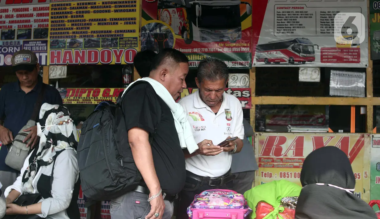 Sejumlah calon penumpang berkumpul di depan loket penjualan tiket bus di Terminal Lebak Bulus, Jakarta, Senin (5/9/2022). PO Bus Antar Kota Antar Provinsi (AKAP) mengatakan harga tiket naik berkisar 15 - 20 persen akibat kenaikan harga bahan bakar minyak (BBM). (Liputan6.com/Herman Zakharia)