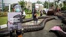 Aktivis Greenpeace menggelar aksi di depan Gedung DPR RI, Jakarta, Selasa (5/10/2021). Dalam aksinya, mereka membawa gurita raksasa sebagai simbol oligarki serta menyerukan kepada pemerintah agar serius mengatasi pandemi dan memberantas korupsi energi. (Liputan6.com/Faizal Fanani)