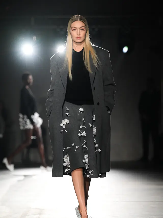 Gaya Kendall Jenner dan Gigi Hadid di Milan Fashion Week, Tampil Stylish dengan Koleksi Prada