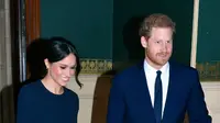 Pangeran Harry bersama tunangannya, Meghan Markle menghadiri konser perayaan ulang tahun Ratu Elizabeth di London, Sabtu (21/4). Penampilan Meghan Markle terlihat serasi dengan busana yang dikenakan Pangeran Harry. (John Stillwell/Pool via AP)