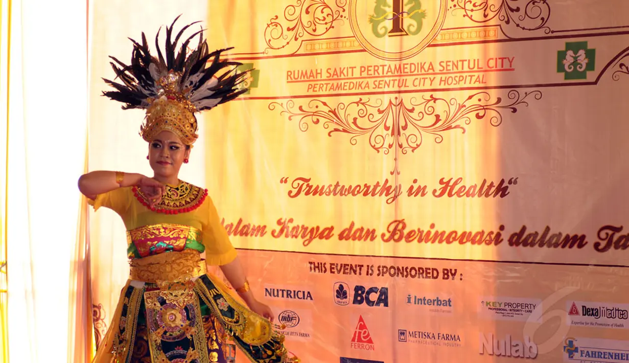 Tarian tradisional memeriahkan perayaan hari jadi Rumah Sakit Pertamedika Sentul City (RSPSC) ke-1 di Sentul, Selasa (28/10/2014). (Liputan6.com/Helmi Fithriansyah)