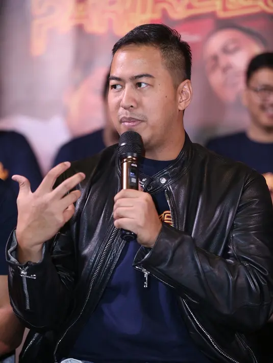 Bukan hal mudah baginya untuk bisa menjadi sutradara, penulis skenario dan pemain dalam satu film yang sama. Pandji menceritakan kepusingannya ketika harus menjalankan banyak peran sekaligus saat proses syuting. (Nurwahyunan/Bintang.com)