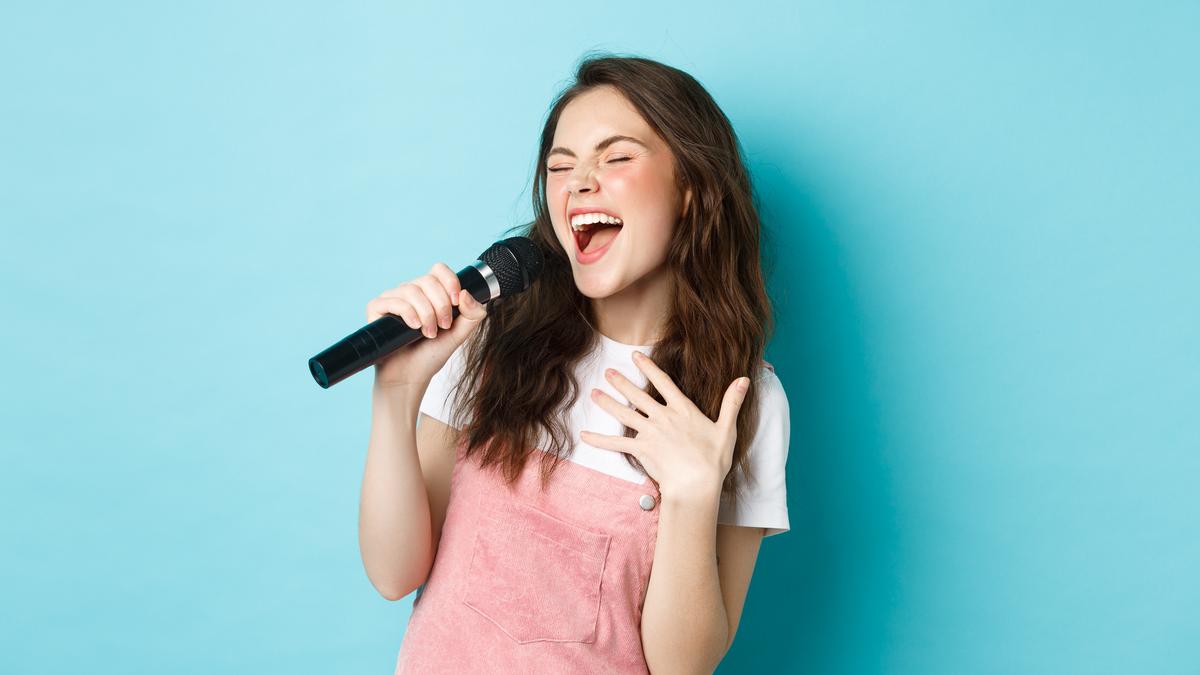 Arti Mimpi Melihat Orang Bernyanyi, Temukan Makna Tersembunyi di