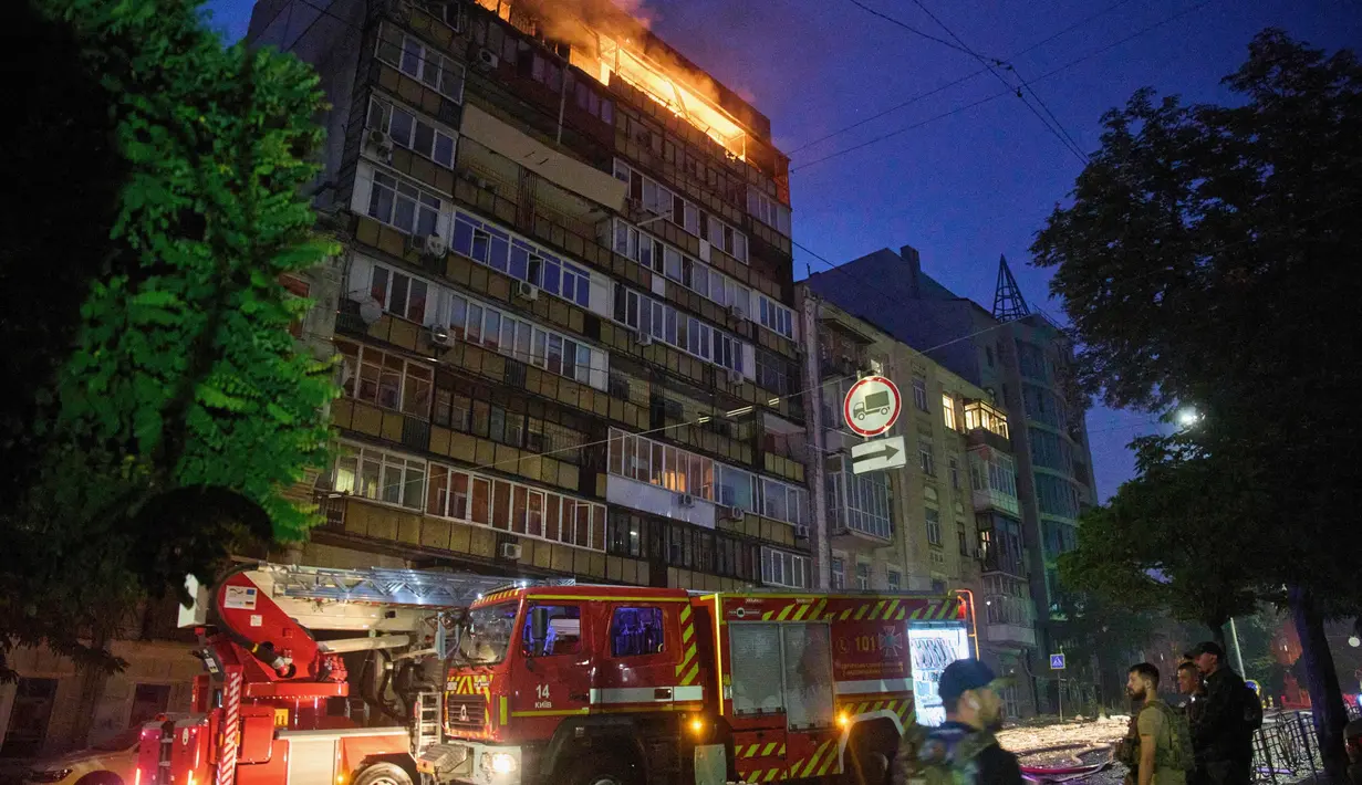 Rentetan serangan Rusia menghantam wilayah Kyiv, ibu kota Ukraina, pada Kamis (10/7) dini hari. (AP Photo/Efrem Lukatsky)