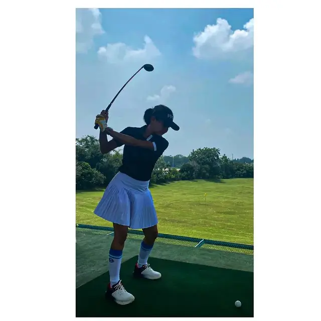 Ade Herlina bintang sinetron Asmara 2 Dunia tayangan Indosiar gemar main golf (Foto: Instagram/@adeherlinaa)