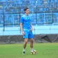 Bek Australia Brent Griffiths mengikuti latihan bersama Arema FC (Liputan6.com / Rana Adwa)