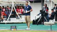 Pelatih Persita Tangerang, Luis Edmundo Duran memberikan instruksi dari pinggir lapangan saat Pendekar Cisadane menjamu PSS Sleman dalam BRI Liga 1, Kamis (2/3/2023) (Dok. Persita Tangerang)