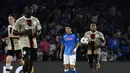 Penyerang Ajax, Steven Bergwijn (kanan) berselebrasi setelah mencetak gol ke gawang Napoli selama pertandingan lanjutan grup A Liga Champions di stadion Diego Armando Maradona di Naples, Italia, Rabu, 12 Oktober 2022. Dengan kemenangan ini, Napoli berhasil lolos ke babak 16 besar Liga Champions. (AFP/Filippo Monteforte)
