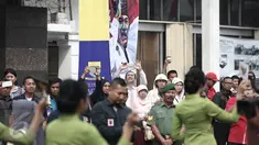 Sejumlah warga mengabadikan kemeriahan atraksi drum band dan pawai budaya di sepanjang Jalan Asia Afrika, Bandung, Rabu (1/6). Lahir Pancasila 1 Juni 2016 dirayakan dengan meriah di Kota Kembang tersebut. (Liputan6.com/Faizal Fanani)