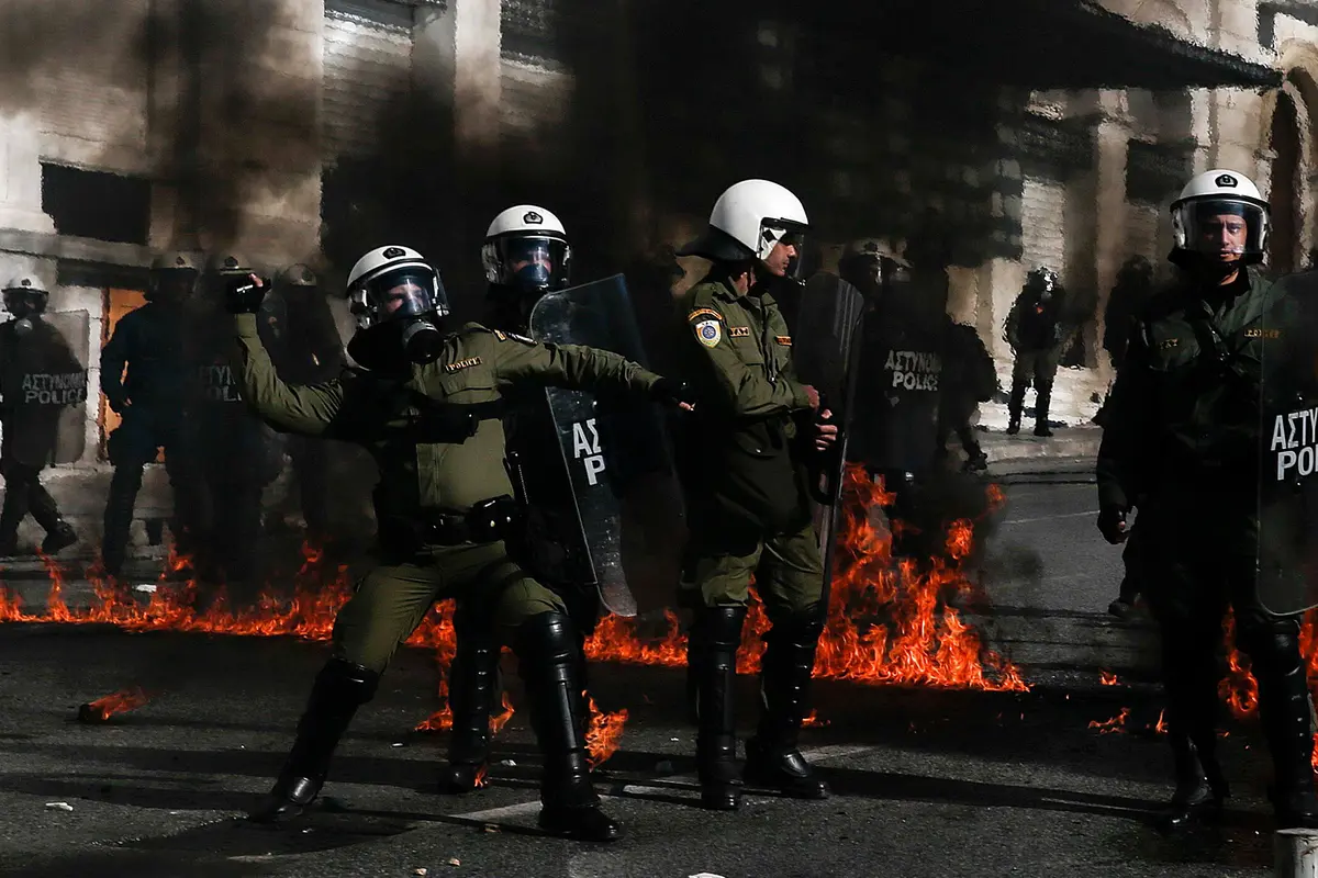 20151112-Aksi Heroik Polisi Yunani Tahan Serangan Demonstran