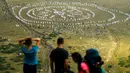 Anggota gerakan keagamaan internasional Persaudaraan Putih melakukan ritual tarian di puncak Gunung Rila, dekat Danau Babreka, Bulgaria, 19 Agustus 2021. Para penari berpakaian serba putih mendaki ke Danau Tujuh Rila pada ketinggian 2.100 meter (6.900 kaki). (NIKOLAY DOYCHINOV/AFP)